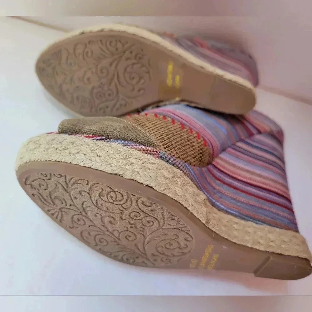 Shi by Journeys Wedge Heel Sandals Mutilcolor Striped Size 6.5 NWOT - Picture 4 of 4